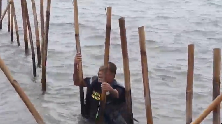 Sosok Said Didu saat ikut membongkar pagar laut di pesisir kabupaten Tangerang. (X@PelatihT1dur)
